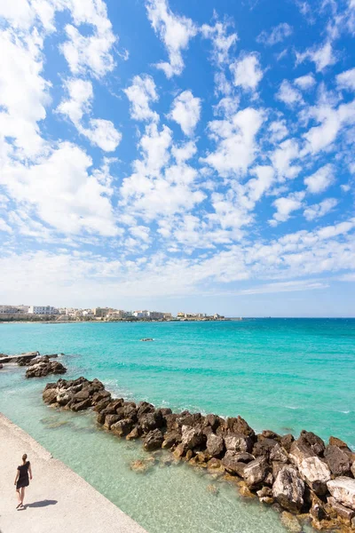 Otranto Apúlia Itália Uma Mulher Saindo Para Passear Cais Otranto — Fotografia de Stock