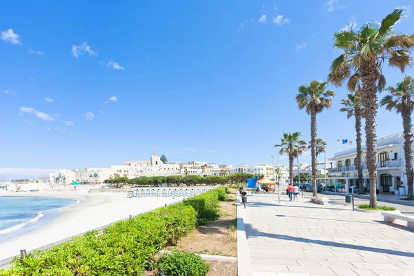Otranto, Apulia, İtalya - Otranto İtalya promenade, palmiye ağaçları