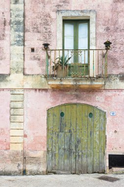 Specchia, Apulia, İtalya - güzel eski cepheler ve eski şehir Specchia balkonda