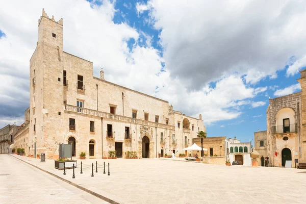 Specchia Apulië Italië Markt Tegenover Het Historische Stadhuis — Stockfoto