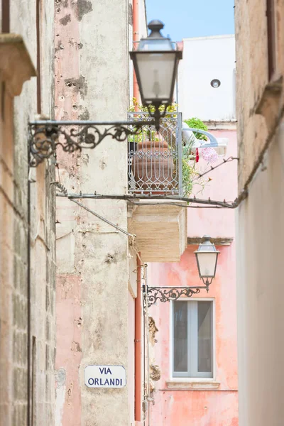 Specchia Apulia Włochy Latarnie Balkon Zabytkowej Alei — Zdjęcie stockowe