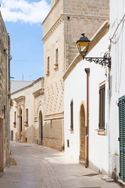 Presicce, Apulia, İtalya - eski bir alleyway Presicce içinde yürürken