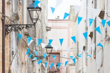 Presicce, Apulia, İtalya - mavi ve beyaz sokaklarda kiraz kuşu kutlamak için
