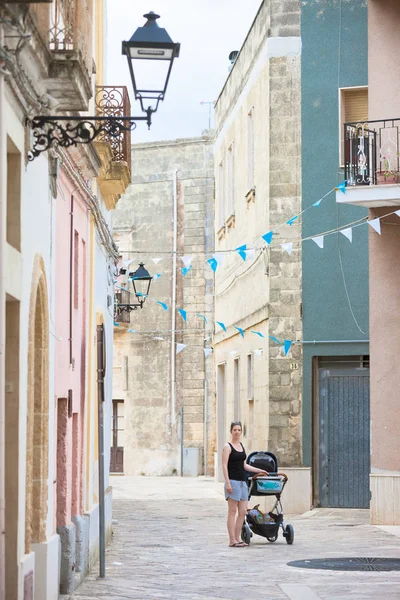 Presicce Apulia Talya Onun Arabası Eski Kasabanın Içinden Wheeling Bir — Stok fotoğraf