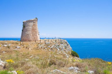 Minervino, Apulia, İtalya - eski savunma Minervino kule Hiking