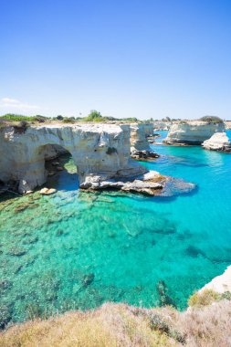 Sant Andrea, Apulia, İtalya - Sant Andrea kayalıklarla çevresinde mağara gözlerden biri