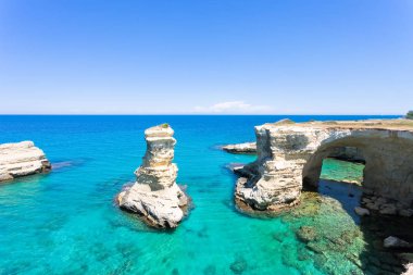 Sant Andrea, Apulia, İtalya - turkuaz su Sant Andrea kayalık uçurum,