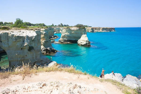 Sant Andrea Apulia Italy May 2017 Туристы Скалах Сан Андреа — стоковое фото