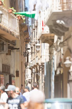 Taranto, Apulia, İtalya - 31 Mayıs 2017 - turist Taranto küçük alleyways yürüyüş