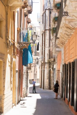 Taranto, Apulia, İtalya - 31 Mayıs 2017 - turistler eski şehir ziyaret ederken fotoğraf çekmek