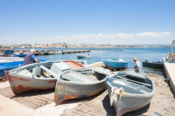 彼らのボートに取り組んでターラント プーリア イタリア 2017 — ストック写真