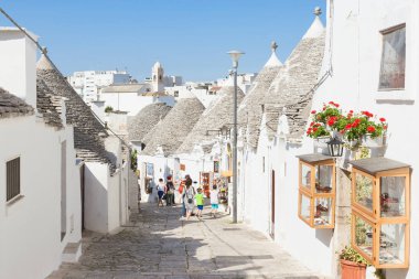 Alberobello, Apulia, İtalya - Eski Alberobello kasabasındaki Trulli Caddesi