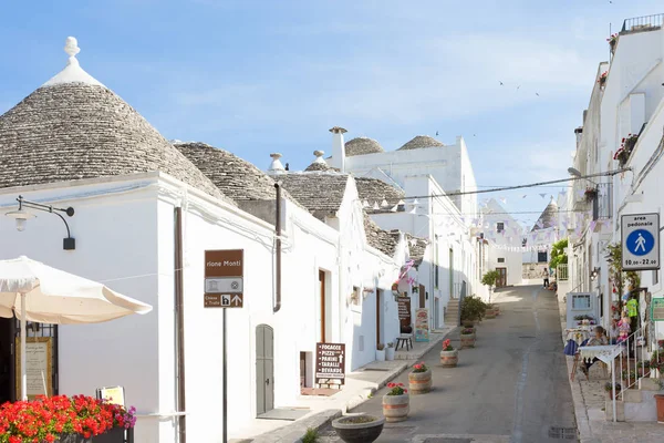 Alberobello Apulia Talya Haziran 2017 Bir Sokak Geleneksel Yerel Mimariye — Stok fotoğraf