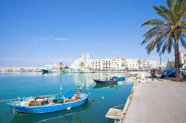 Molfetta, Apulia, İtalya - 3 Haziran 2017 - geleneksel balıkçı tekneleri limanda Molfetta gezi