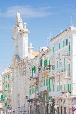 Molfetta, Apulia, İtalya - Molfetta Kilisesi konut binalarıyla çevrili