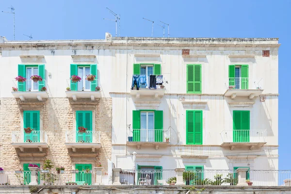 Molfetta Apulia Włochy Zielone Okiennice Zabytkowych Fasadach Molfetta — Zdjęcie stockowe