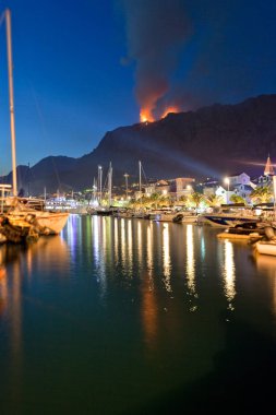 Makarska, Dalmaçya, Hırvatistan - M harbor yakınındaki bir orman yangını