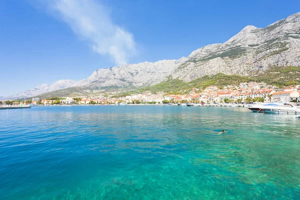 Makarska, Dalmacia, Croacia - Vista general a través de la hermosa bahía — Foto de Stock