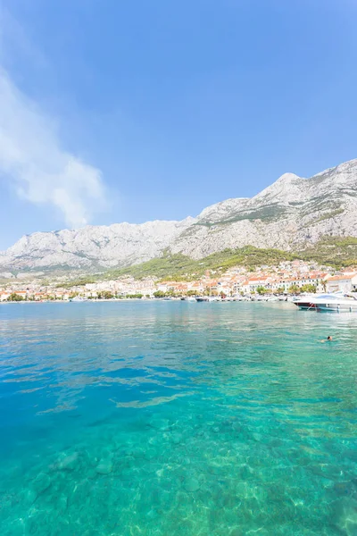 Makarska, Dalmacia, Croacia - Visitando la hermosa bahía de Maka —  Fotos de Stock