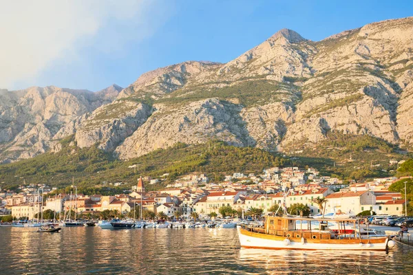 Makarska, Dalmácia, Croácia - Um velho barco de pesca tradicional em — Fotografia de Stock