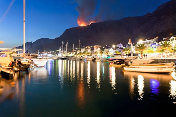 Makarska, Dalmácie, Chorvatsko - požár v horách Mak — Stock fotografie