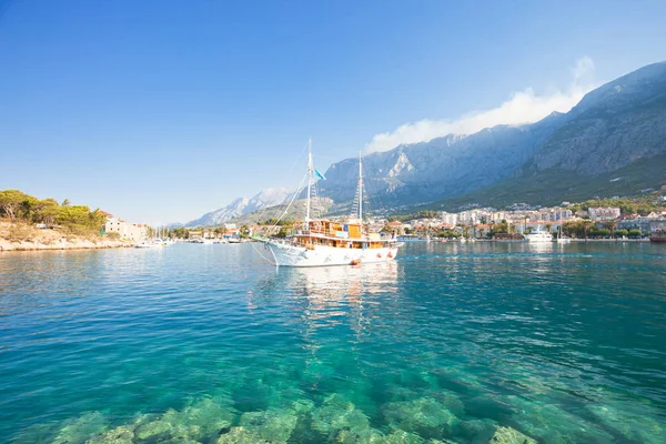 Makarska, Dalmacia, Croacia - Un barco de fiesta turística dejando el — Foto de Stock