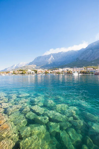 Makarska, Dalmacia, Croacia - Aguas claras del Mediterráneo S — Foto de Stock