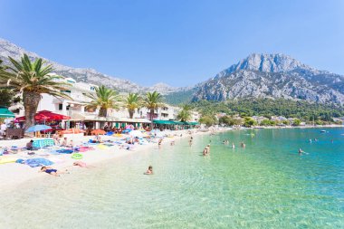 Gradac, Dalmatia, Hırvatistan-24 Ağustos 2017-birkaç turist b
