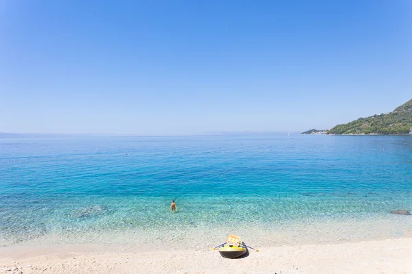 Drasnice, dalmatien, kroatien - ruderboot am schönen strand — Stockfoto