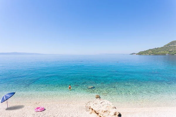 Drasnice, Dalmacia, Croacia - Relajarse en la hermosa playa de — Foto de Stock