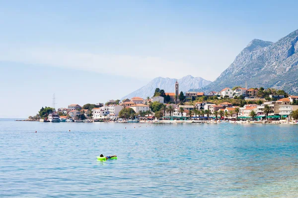 Gradac, Dalmácie, Chorvatsko-relaxace ve Středozemním moři na — Stock fotografie