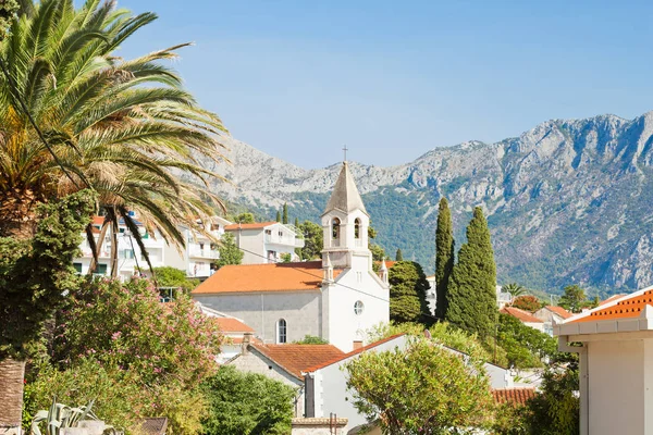 Brist, Dalmacia, Croacia - Iglesia de Brist frente al monte — Foto de Stock