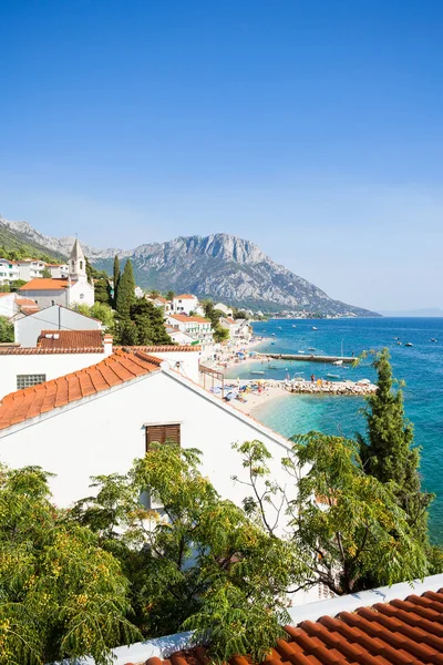 Brist, Dalmacia, Croacia - Vista general a través de la hermosa playa o — Foto de Stock