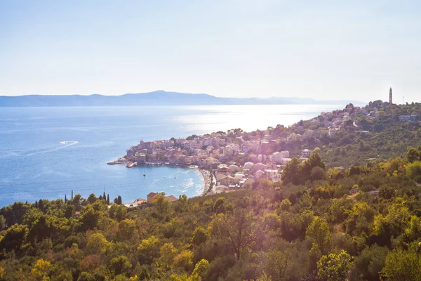 Igrane, Dalmacia, Croacia - Vista general a través de la hermosa bahía de —  Fotos de Stock