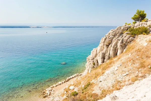 Stanici, omis, croatia - türkisfarbenes Wasser am schönen Strand — Stockfoto