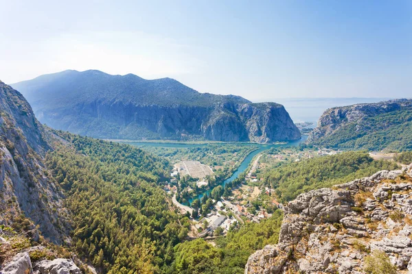 Omis, Croácia - Belo mirante sobre a cidade de Omis em croata — Fotografia de Stock