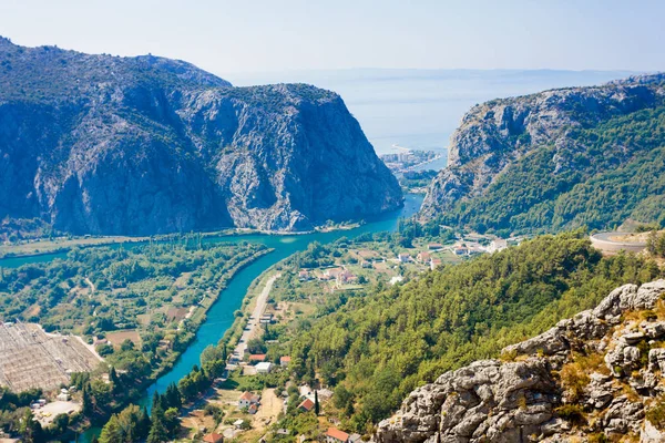 Omis, Croacia - Hermoso paisaje alrededor de las montañas de Omis i — Foto de Stock