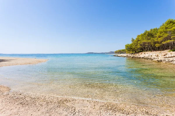 Pine beach, Pakostane, Croatia - Calm scenery at the natural bea — Stock Photo, Image