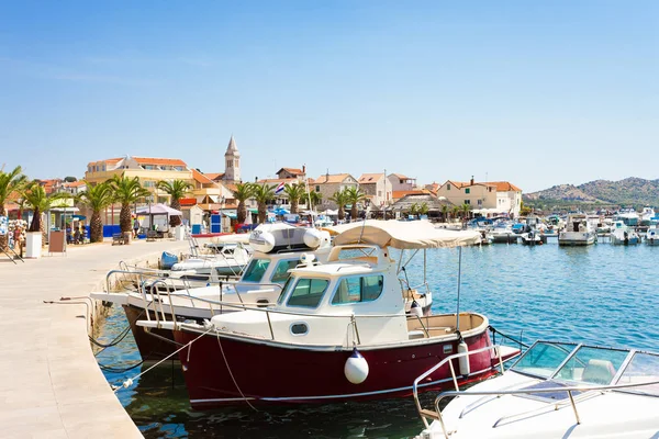 Pakostane, Croacia Puerto y casco antiguo de Pakostane — Foto de Stock