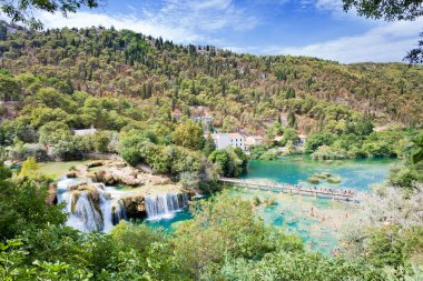 Krka, Sibenik, Hırvatistan - 28 Ağustos 2017 - Turistler yürüyüş ve b