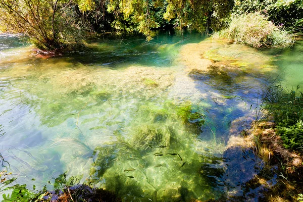 Krka, Sibenik, Croatia - Flowing with the calm stream course of — Stock Photo, Image