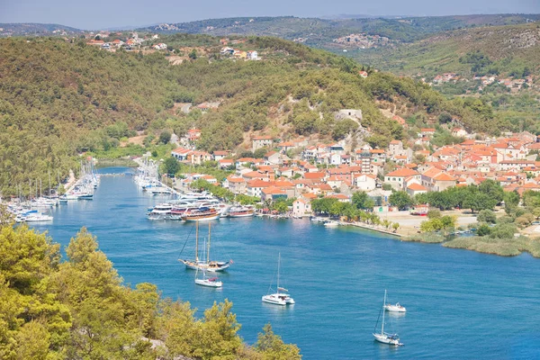 Skradin, Croacia - Visitando el hermoso casco antiguo de Skradi — Foto de Stock