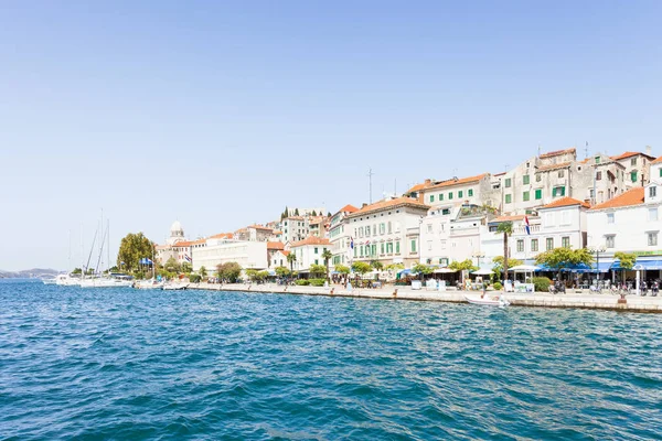 Sibenik, Chorvatsko-31. srpna 2017-turisté na promenádě — Stock fotografie