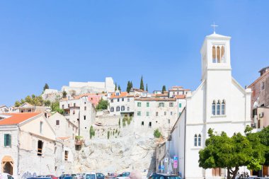 Sibenik, Hırvatistan - Sibenik Kilisesi önünde ot eski şehir wa