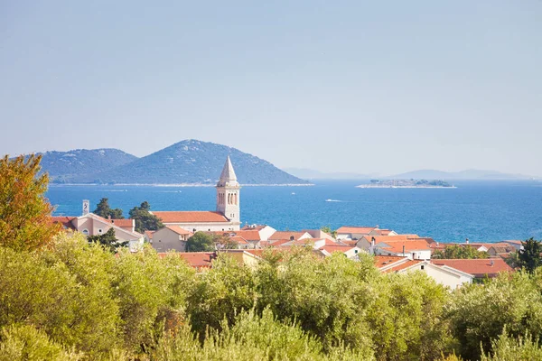 Pakostane, Zadar, Croacia - Steeple of Pakostane en la costa — Foto de Stock