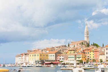 Rovinj, Hırvatistan - 2 Eylül 2017 - Ro limanında tekneler