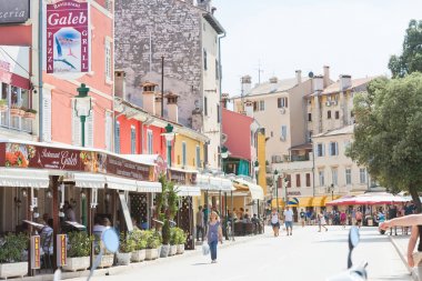 Rovinj, Hırvatistan - 2 Eylül 2017 - Turistler sokaklarında