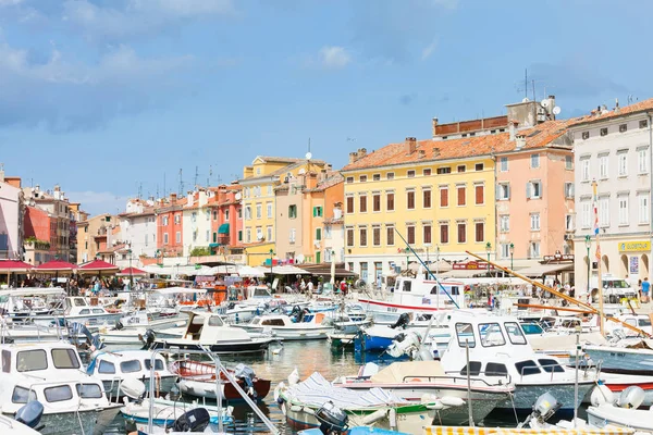 Rovinj, Chorvatsko-2. září 2017-četné motorové čluny na — Stock fotografie