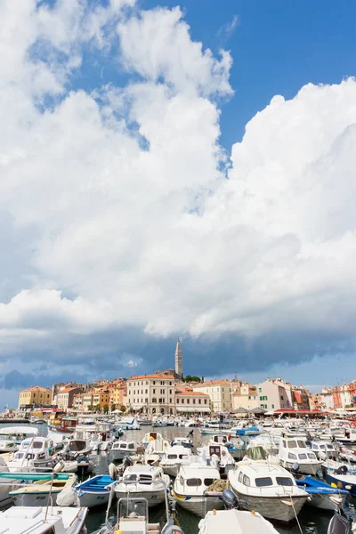 Rovinj, Chorvatsko-2. září 2017 – lemovaly motorové čluny na — Stock fotografie