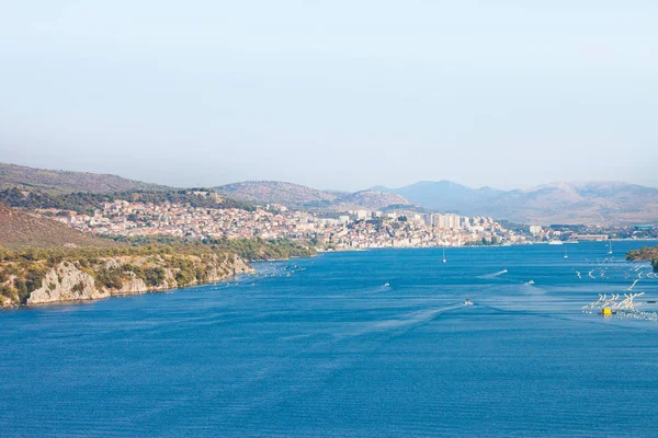 Sibenik, Croacia - Vista desde el puente Sibenski Most hacia Si Imagen de archivo